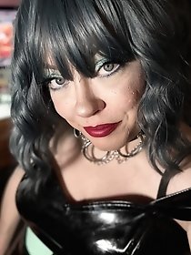 Tina Snua selfies a continuation of the series dedicated to fun