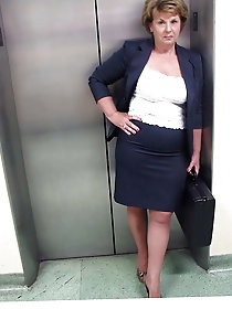 Very sexy cougar gilf