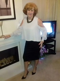 European mature woman gets her cunt hammered